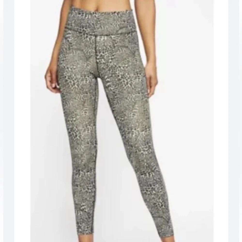 Nike Training One Sculpt Tight Cropped Leggings Leopard Sz‎ Small